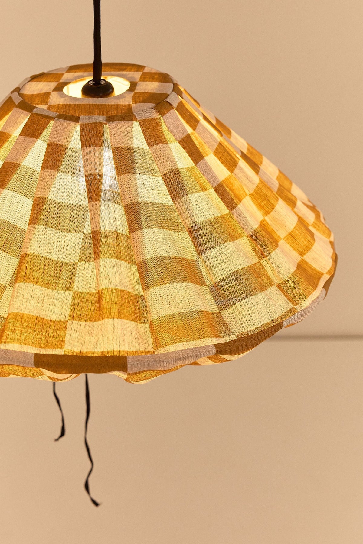 Nobodinoz Yumi linnen lampenkap van 50 cm in mosterdgeel tegels als sfeervolle hanglamp in een mediterraan interieur.