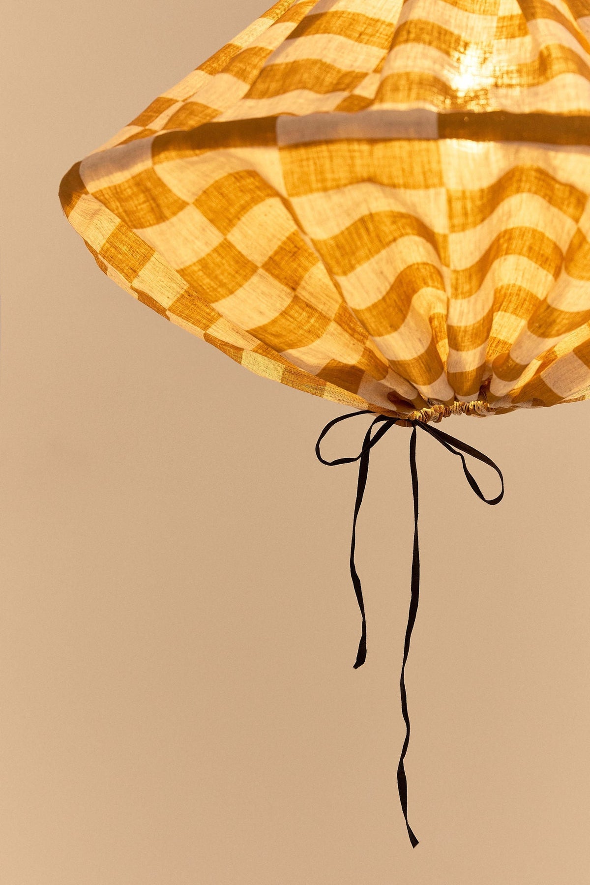 Nobodinoz Yumi linnen lampenkap van 50 cm in mosterdgeel tegels als sfeervolle hanglamp in een mediterraan interieur.