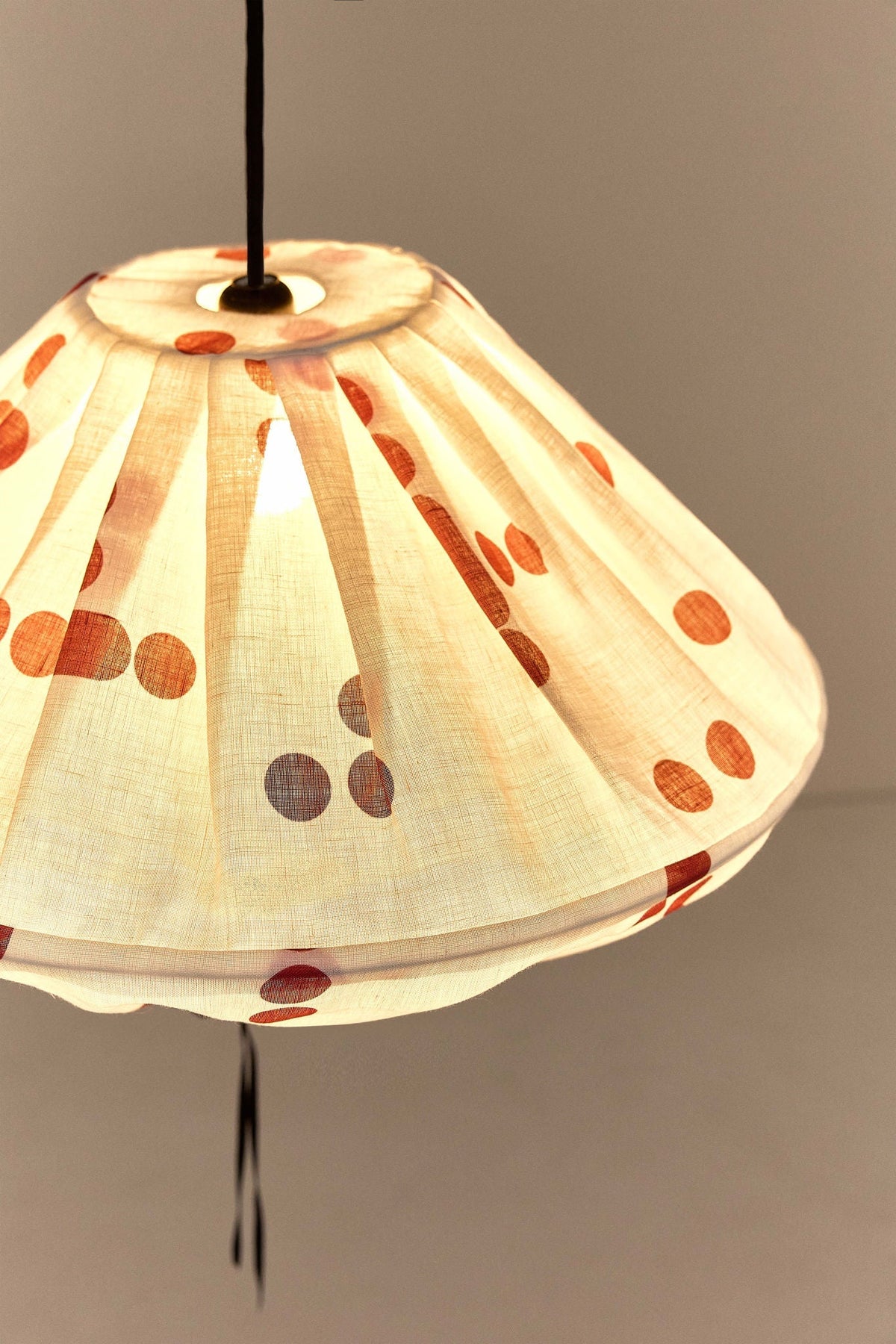 Nobodinoz Yumi linnen lampenkap van 50 cm in rode stippen als sfeervolle hanglamp in een mediterraan interieur.