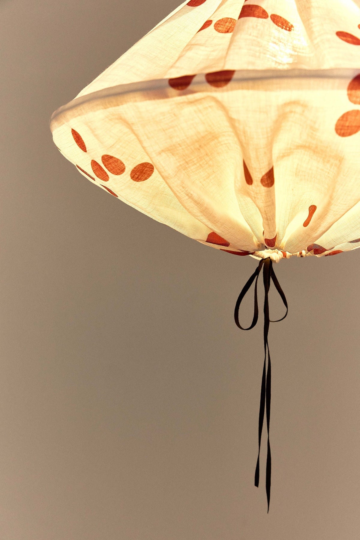 Nobodinoz Yumi linnen lampenkap van 50 cm in rode stippen als sfeervolle hanglamp in een mediterraan interieur.