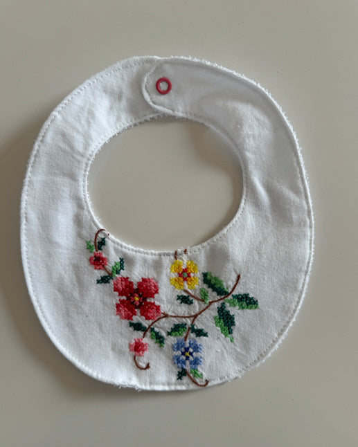 Slabbetje Wit Met Gekleurd Bloemetje
