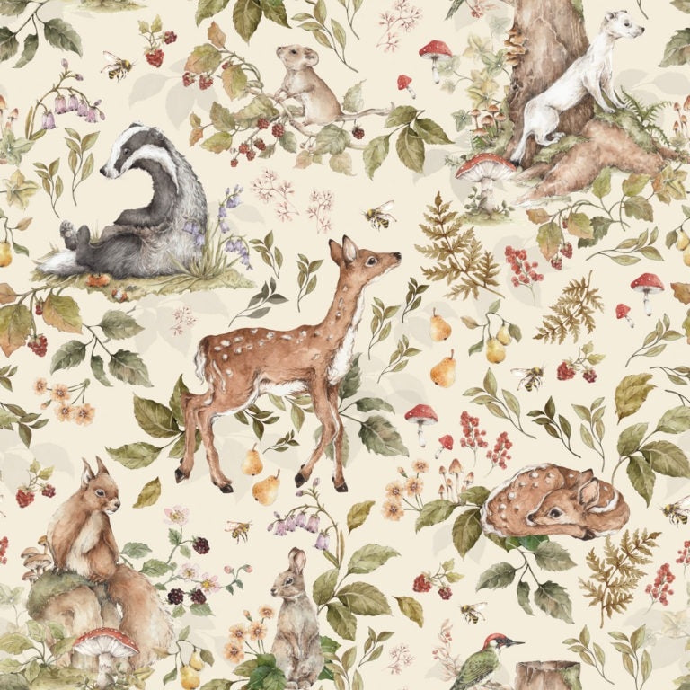 Dekornik Cute Forest Animals Light Behang — Een lief behang met schattige bosdieren — vosjes, eekhoorns en hertjes — tussen bomen, in lichte tinten, perfect voor een warme, natuurlijke kinderkamer. Close-up van de illustraties en texturen.