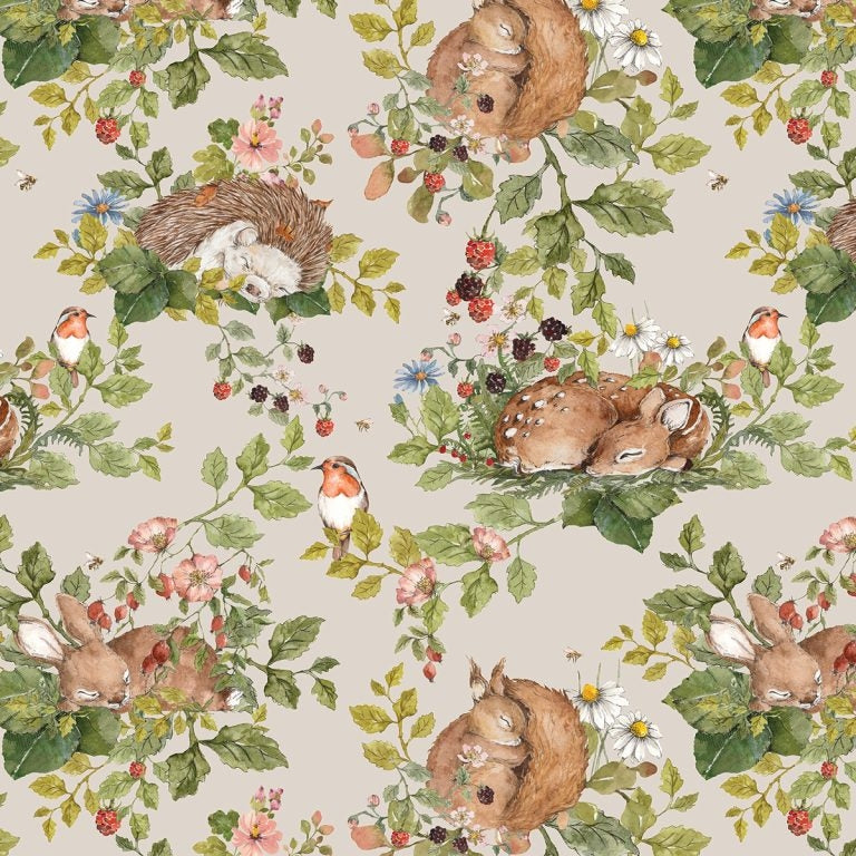 Dekornik Behang Little Sleepy Animals Light — Een zacht behang met slaperige dierenvriendjes die onder dekentjes en sterren liggen te dromen, in lichte pastelkleuren, perfect voor een rustgevende babykamer. Close-up van de illustraties en texturen.
