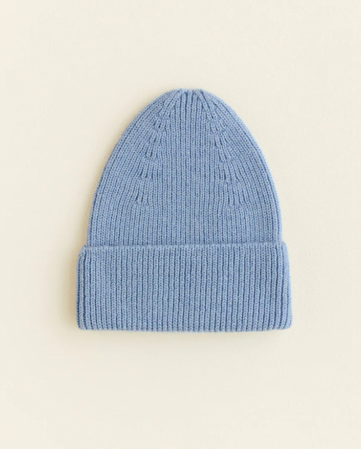 HVID beanie Fonzie 4m-18m in light blue — productfoto op witte achtergrond, gemaakt van Belgische merinowol bij Lidor