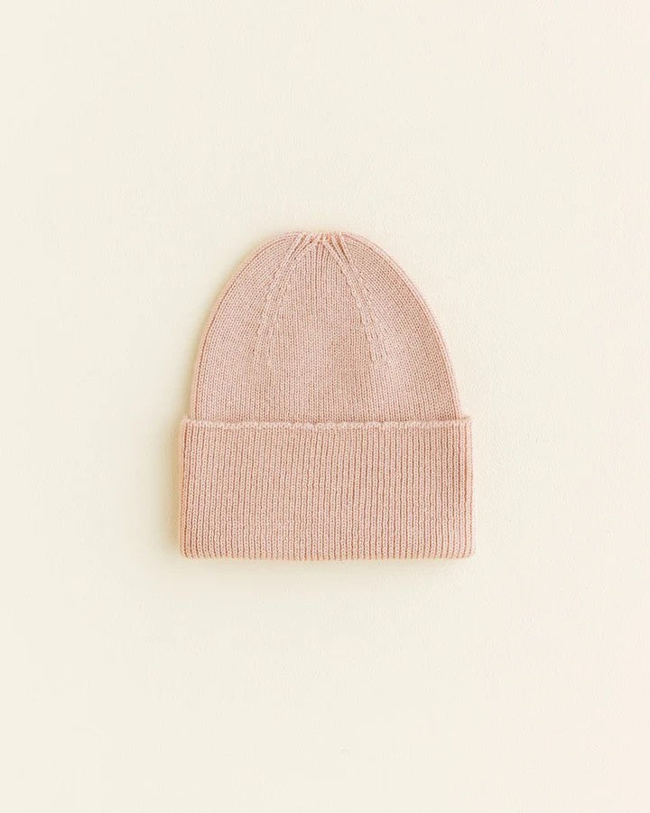 HVID Beanie Fonzie NEWBORN in apricot — productfoto op witte achtergrond, gemaakt van Belgische merinowol bij Lidor