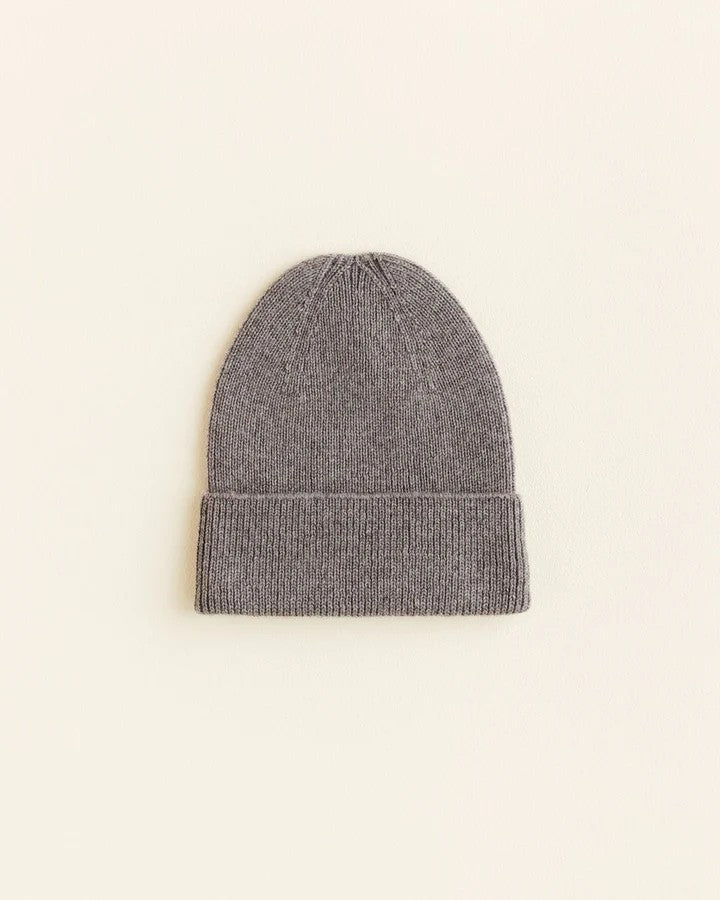 HVID Beanie Fonzie NEWBORN in otter — productfoto op witte achtergrond, gemaakt van Belgische merinowol bij Lidor