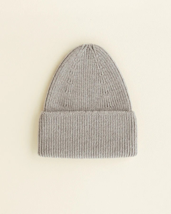 HVID beanie Fonzie 4m-18m in pebble — productfoto op witte achtergrond, gemaakt van Belgische merinowol bij Lidor