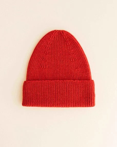 HVID beanie Fonzie 4m-18m in red — productfoto op witte achtergrond, gemaakt van Belgische merinowol bij Lidor