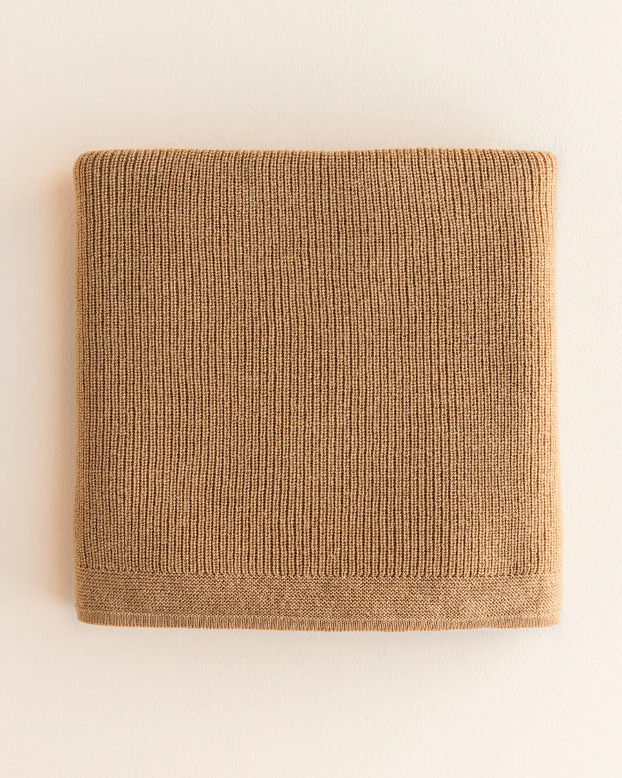 HVID blanket Felix in ochre — productfoto op witte achtergrond, gemaakt van Belgische merinowol bij Lidor