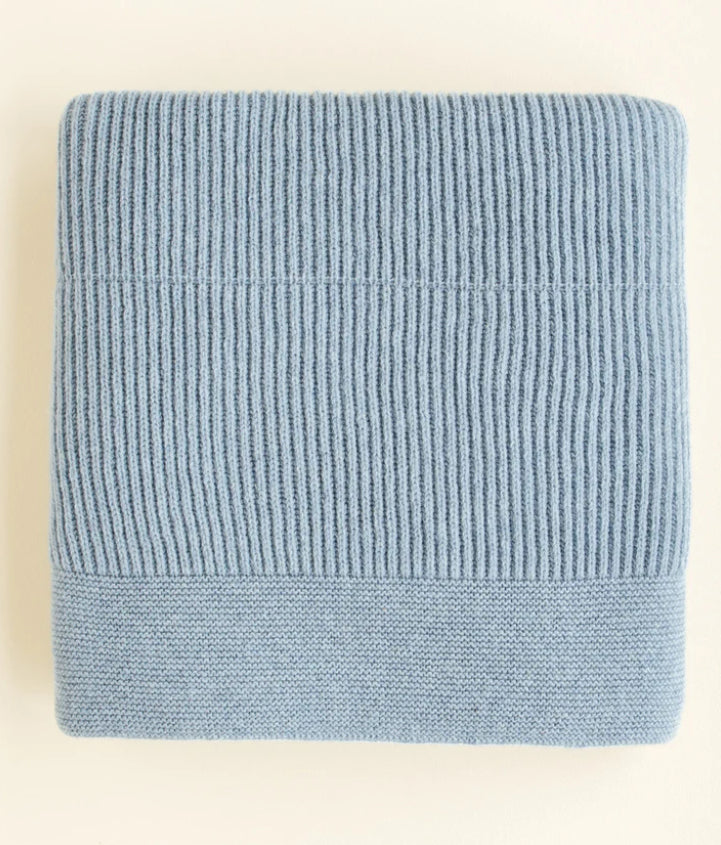 HVID Blanket Gaston in frost blue — productfoto op witte achtergrond, gemaakt van Belgische merinowol bij Lidor