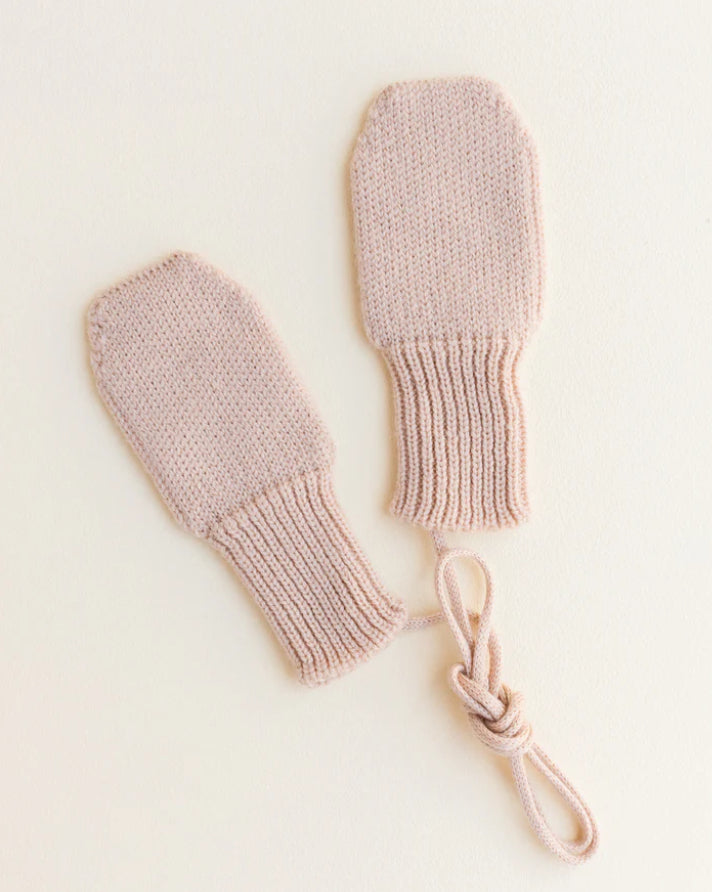 HVID mittens Fiza 6m-2y in apricot — productfoto op witte achtergrond, gemaakt van Belgische merinowol bij Lidor