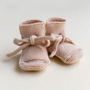 HVID original booties (0-9m) in apricot — productfoto op witte achtergrond, gemaakt van Belgische merinowol bij Lidor