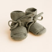HVID original booties (0-9m) in artichoke — productfoto op witte achtergrond, gemaakt van Belgische merinowol bij Lidor