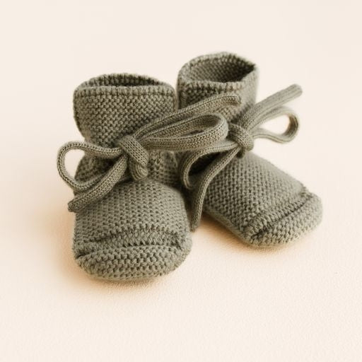 HVID original booties (0-9m) in artichoke — productfoto op witte achtergrond, gemaakt van Belgische merinowol bij Lidor