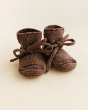 HVID original booties (0-9m) in mocha — productfoto op witte achtergrond, gemaakt van Belgische merinowol bij Lidor