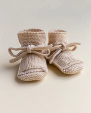 HVID original booties (0-9m) in oat — productfoto op witte achtergrond, gemaakt van Belgische merinowol bij Lidor