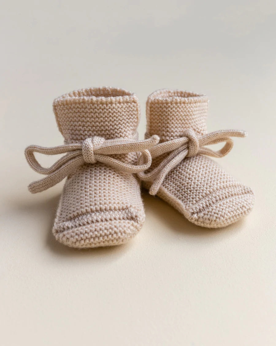 HVID original booties (0-9m) in oat — productfoto op witte achtergrond, gemaakt van Belgische merinowol bij Lidor