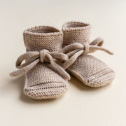 HVID original booties (0-9m) in sand — productfoto op witte achtergrond, gemaakt van Belgische merinowol bij Lidor