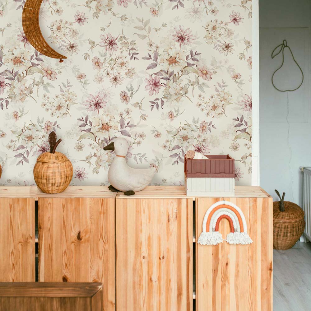 Dekornik Flowers With Violet Behang — Een sierlijk behang met bloemen in violette en paarse tinten, perfect voor een romantische, kleurrijke meisjeskamer. Sfeerbeeld van het behang in een ingerichte kinderkamer.