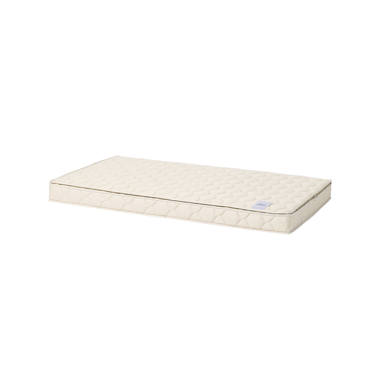 Oliver Furniture Seaside Matras Wieg in het bijbehorende Seaside bed in een lichte kinderkamer