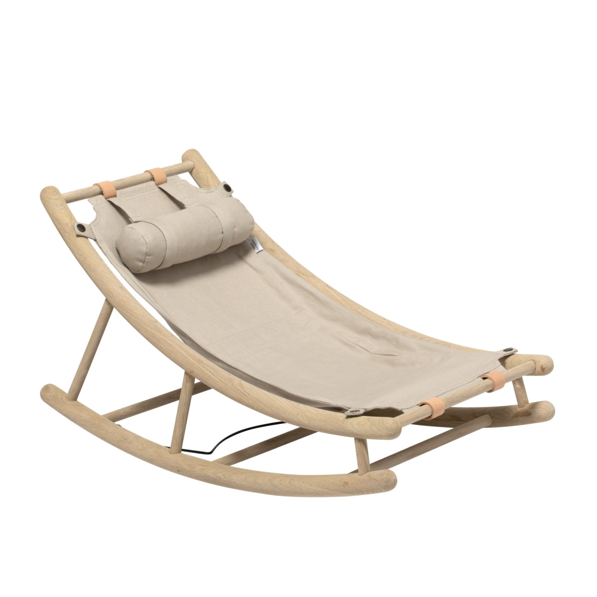 Oliver Furniture Wood Toddler Rocker Oak/nature in een serene babykamer met natuurlijke materialen en zacht licht